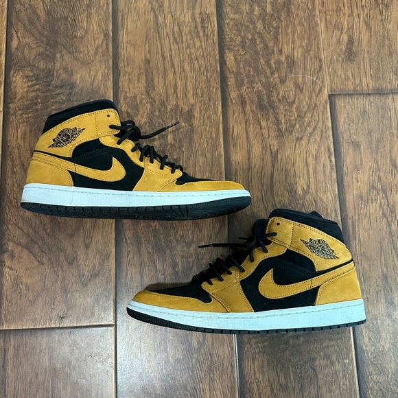 Jordan Women’s Black and Tan Sneakers - Picture 2 of 8